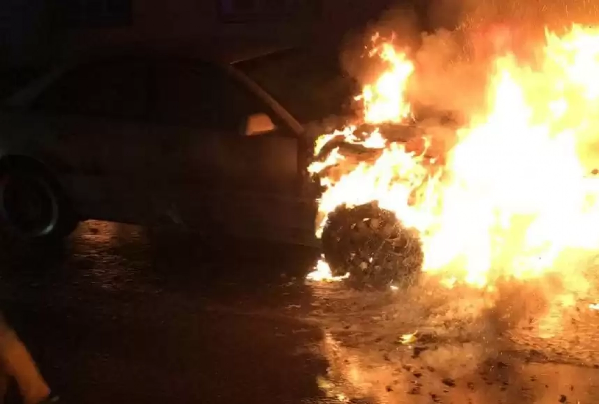 Алматыда оператордың екі бірдей көлігі өртенді