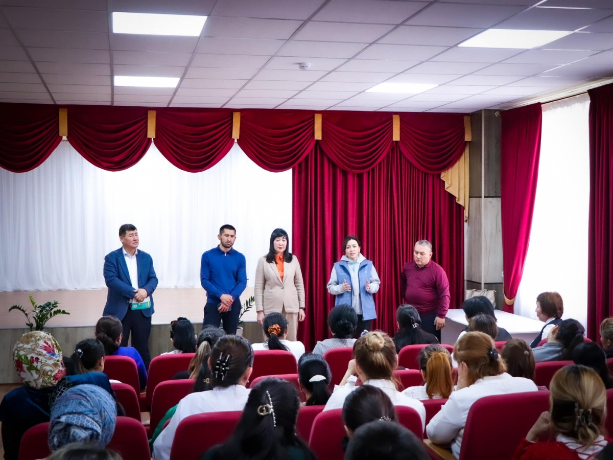 Шымкент мәслихаты депутаттығына үміткерлер ұстаздармен кездесті