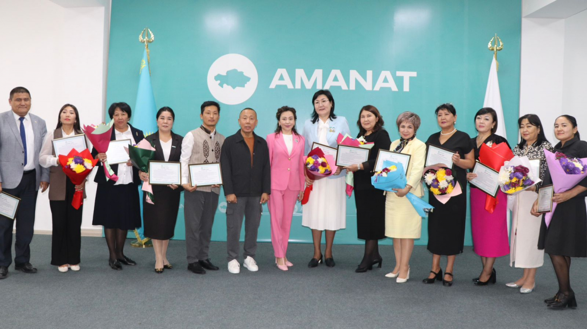 ҰСТАЗДАРҒА ҚҰРМЕТ КӨРСЕТІЛДІ