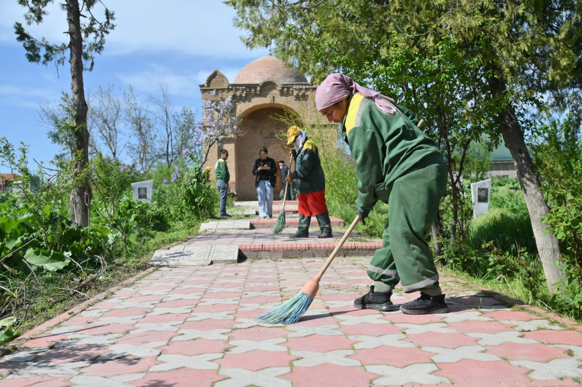 ШЫМКЕНТ: «МІРӘЛІ БАБА» КЕСЕНЕСІН ТАЗАЛАУҒА ЖАСТАР ЖҰМЫЛА КІРІСТІ