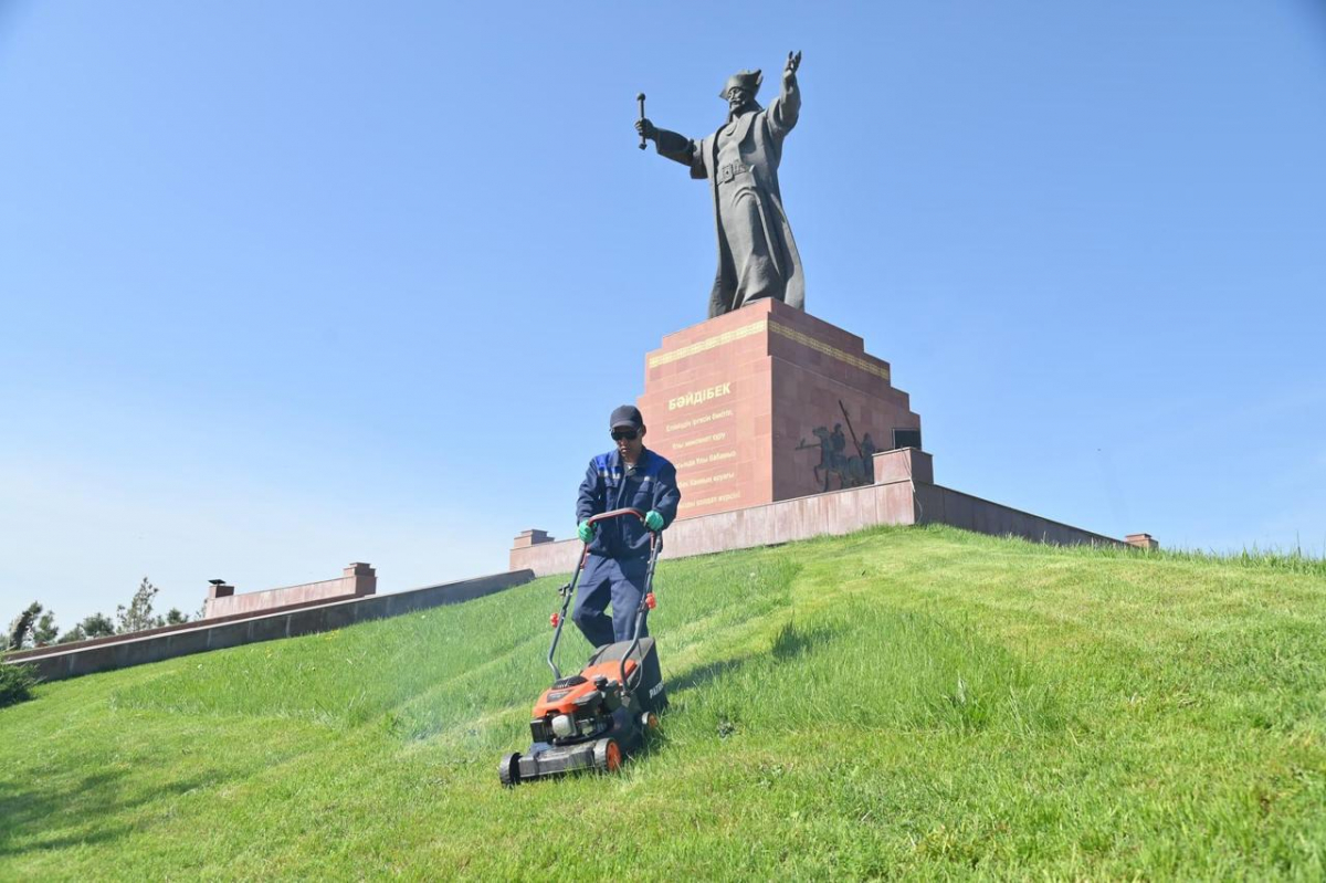 ШЫМКЕНТ: "БӘЙДІБЕК БИ" ЕСКЕРТКІШІ АУМАҒЫНДА ТАЗАЛЫҚ ЖҰМЫСТАРЫ ЖҮРГІЗІЛДІ
