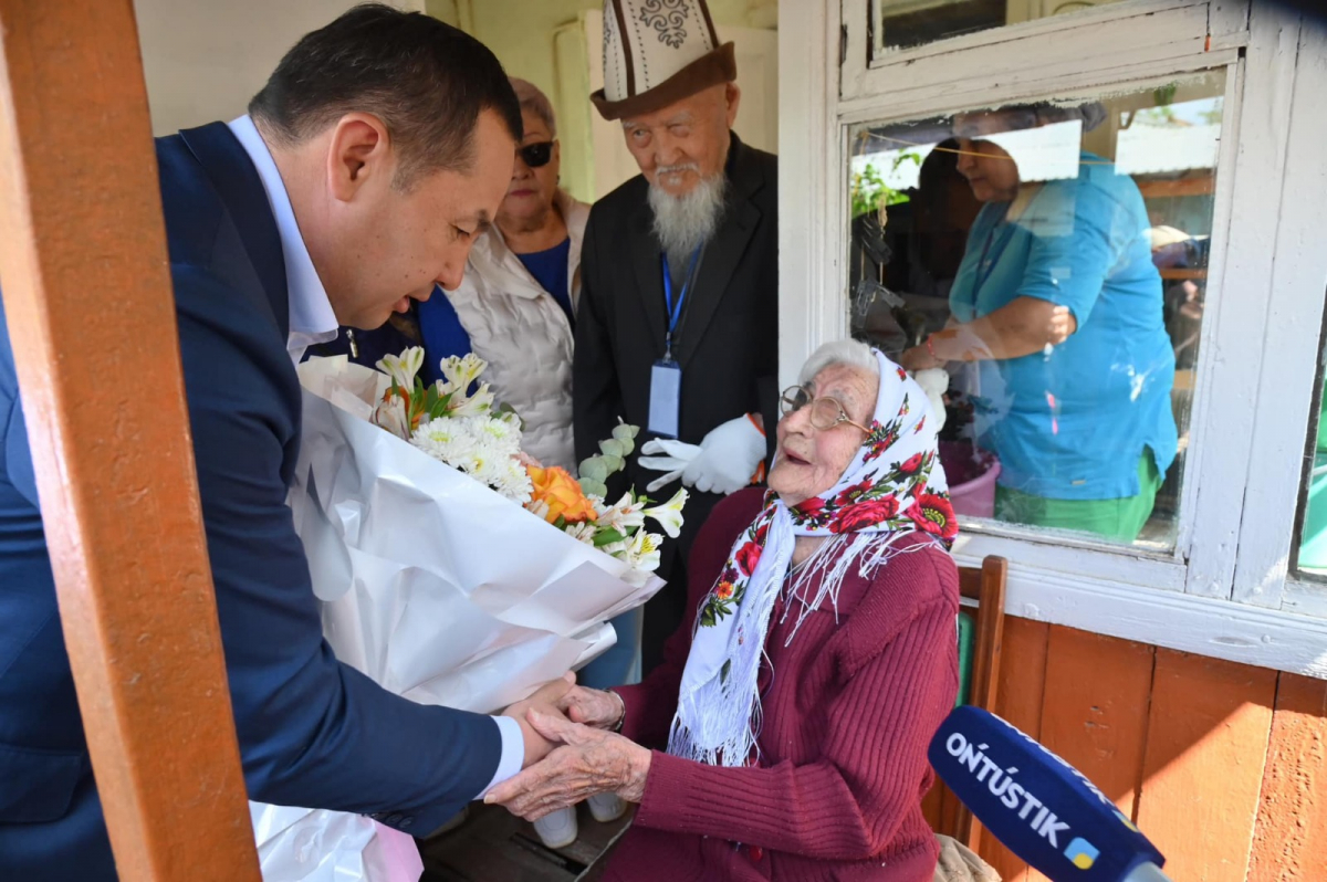 100-ГЕ КЕЛГЕН АРДАГЕРГЕ ҚҰРМЕТ КӨРСЕТІЛДІ