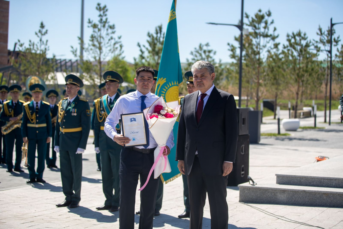 В УСТЬ-КАМЕНОГОРСКЕ ВОЗЛОЖИЛИ ЦВЕТЫ К ПАМЯТНИКУ САГАДАТУ НУРМАГАМБЕТОВУ