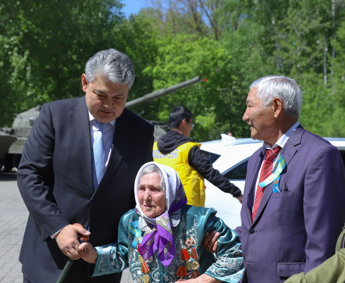 АКИМ ВОСТОЧНО-КАЗАХСТАНСКОЙ ОБЛАСТИ ПОЗДРАВИЛ ВЕТЕРАНОВ ВОВ