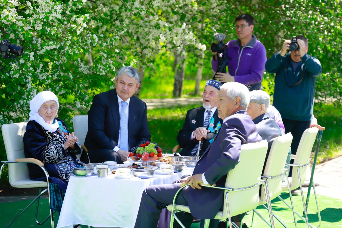 ШЫҒЫС ҚАЗАҚСТАН ОБЛЫСЫНЫҢ ӘКІМІ ҰОС АРДАГЕРЛЕРІН ҚҰТТЫҚТАДЫ