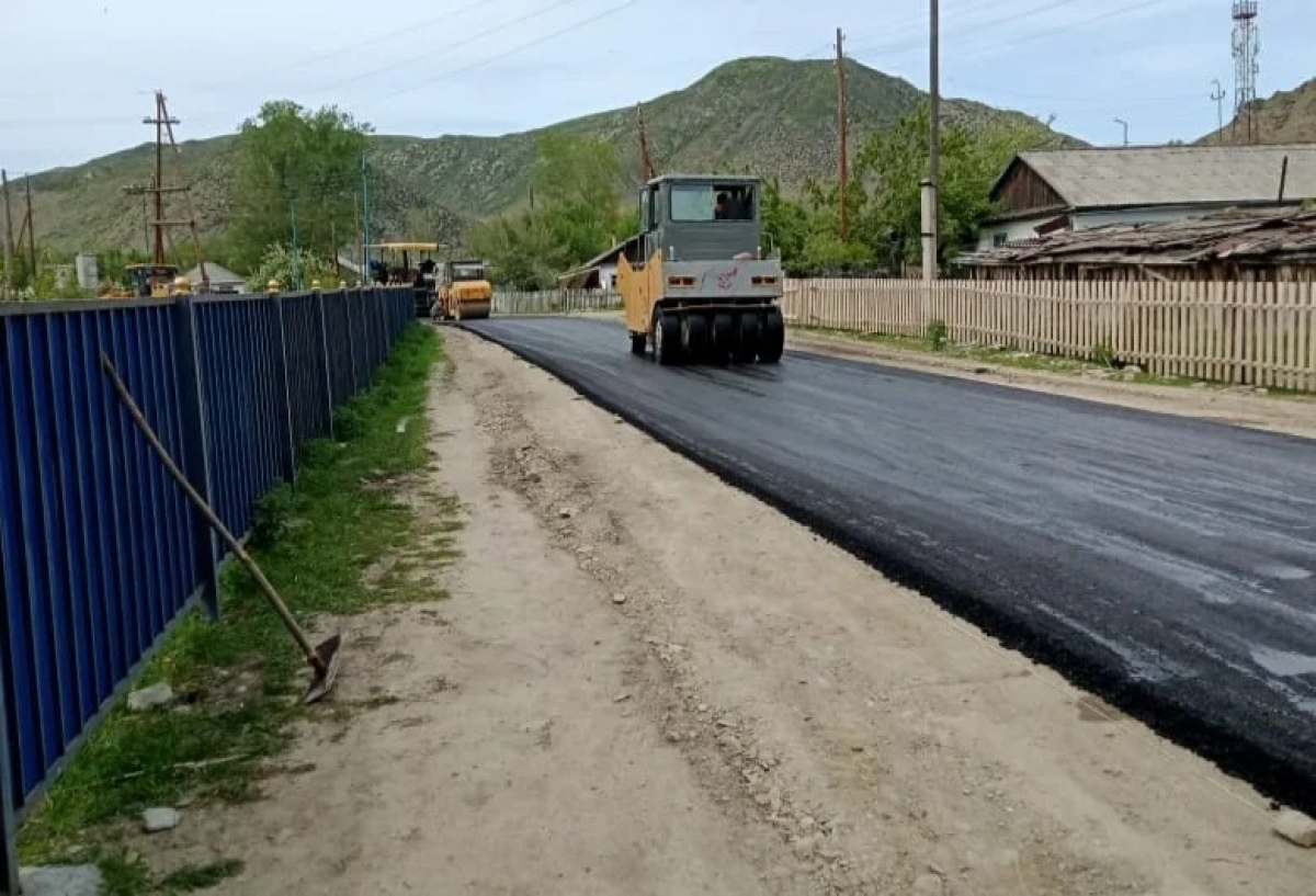 В СЕЛЕ МАРАЛДЫ АСФАЛЬТИРУЮТ ДОРОГИ