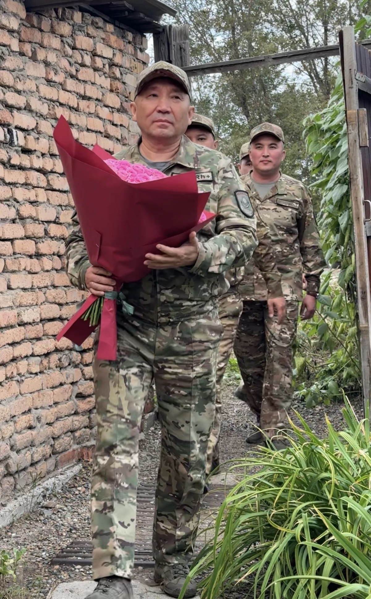 Қарттар күні қарсаңында Ұлттық ұлан офицерлері 103 жастағы соғыс ардагеріне құрмет көрсетті