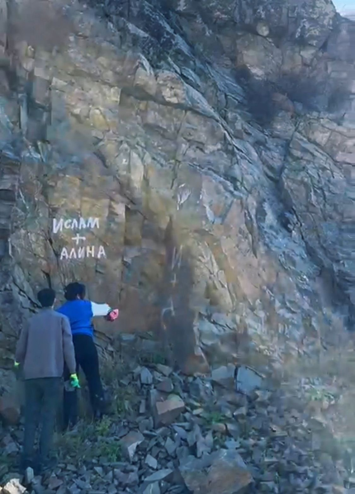 ШҚО-дағы экологиялық акция: жастар жартастардың сұлулығын қайтарады